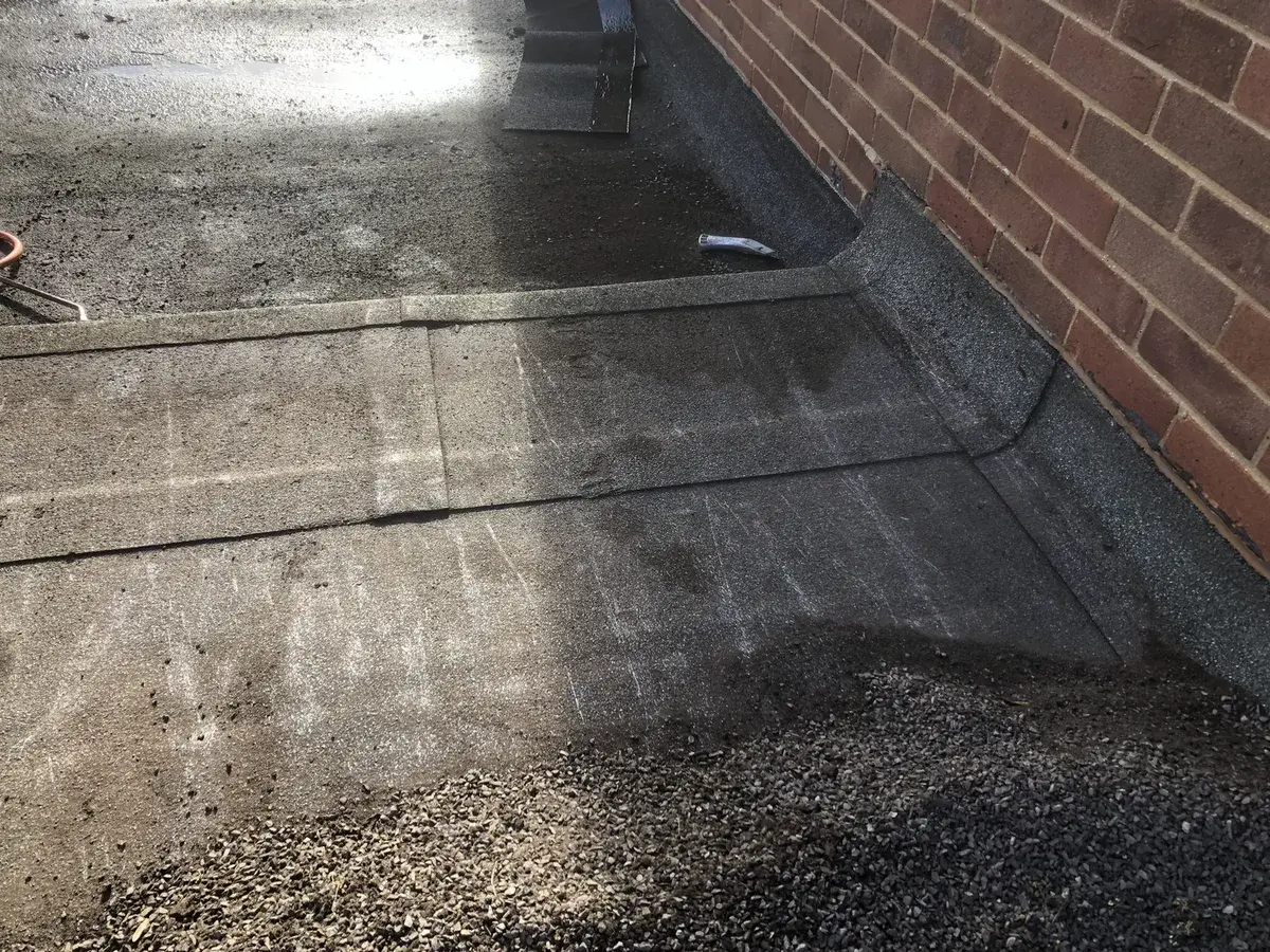 Jointed flat-roof felt covering before a continuous temporary repair